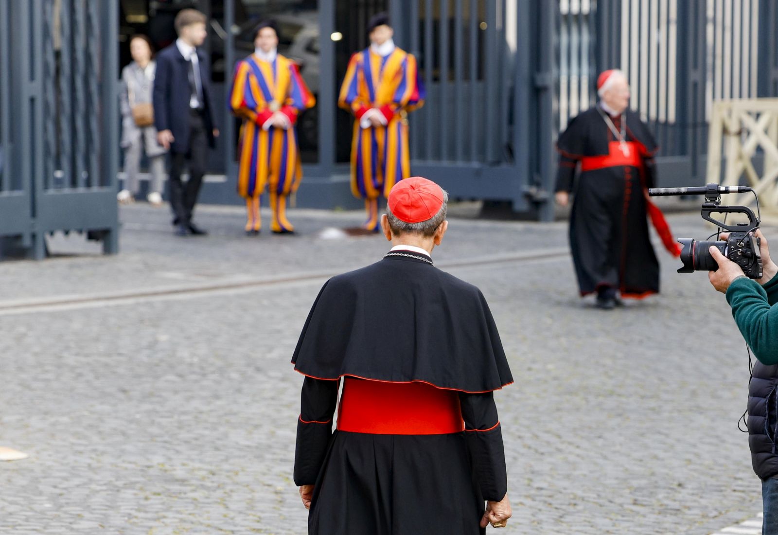 epa12060360 Cardinals arrive at the Vatican for the fifth meeting of the Congregation of Cardinals, Vatican City, 28 April 2025. The cardinals continue their deliberations during general congregations held following the death of Pope Francis, in preparation for the assembly to elect a new pope, known as the conclave.  EPA/FABIO FRUSTACI