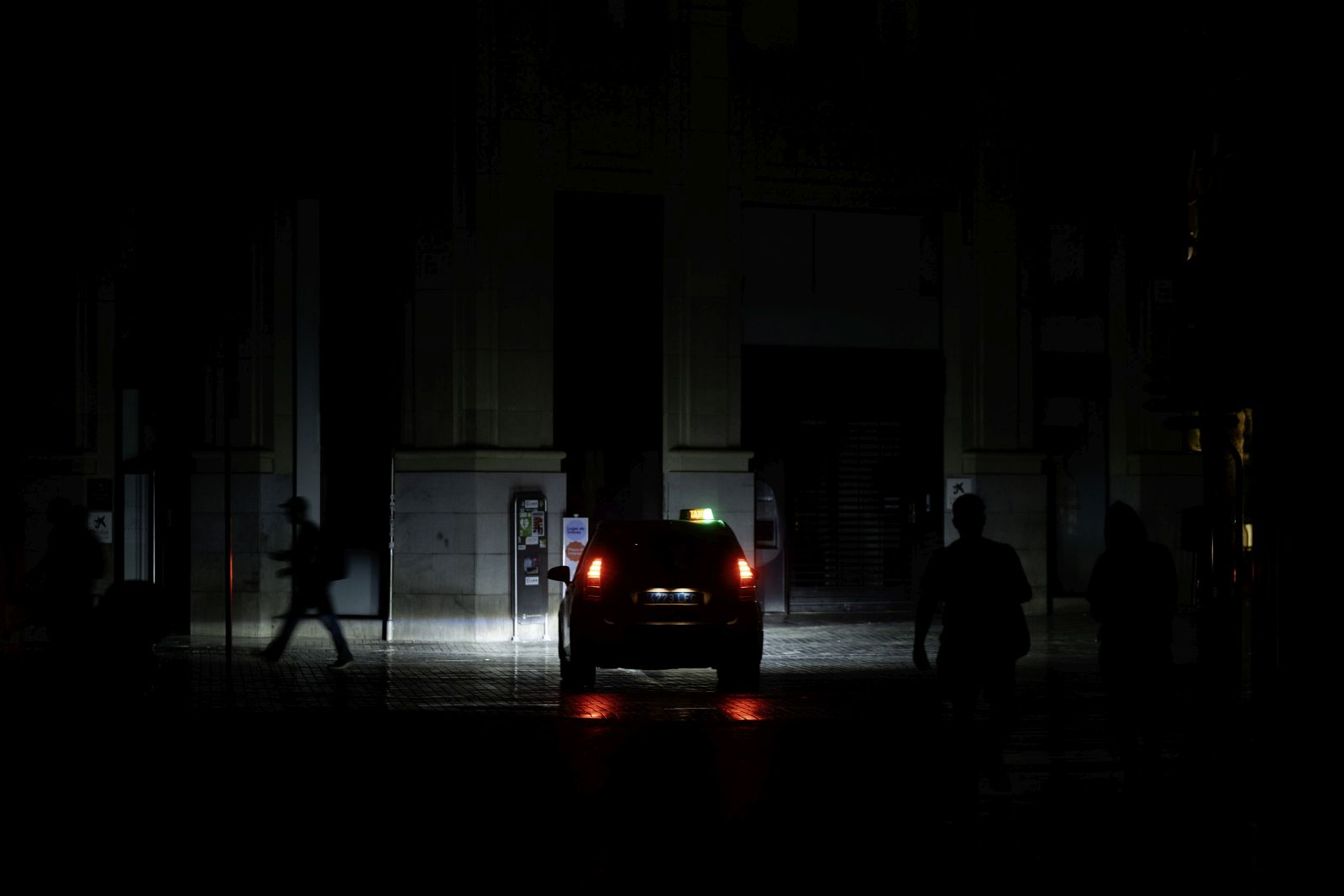 epaselect epa12061674 A person walks down a downtown street during a power outage in Málaga, Spain, 29 April 2025.  EPA/Jorge Zapata