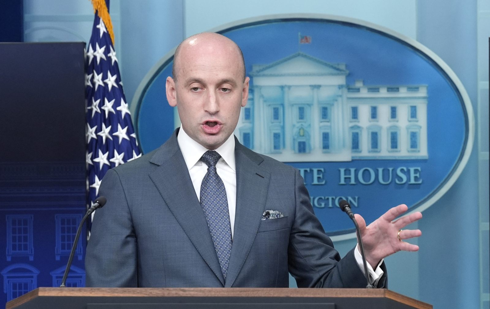 epa12067404 White House Press Secretary Karoline Leavitt (R) and White House Deputy Chief of Staff Stephen Miller hold a press briefing at the White House in Washington, DC, USA, 01 May 2025.  EPA/YURI GRIPAS / POOL