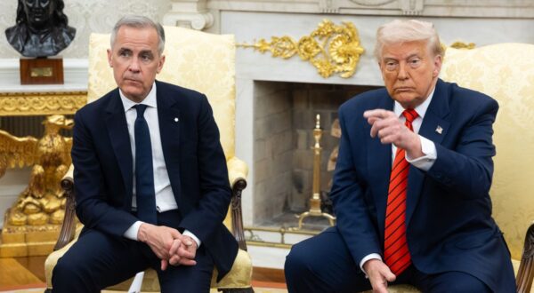 epa12078296 US President Donald Trump (R) and Canadian Prime Minister Mark Carney (L) meet in the Oval Office at the White House in Washington, DC, USA, 06 May 2025.  EPA/FRANCIS CHUNG / POOL