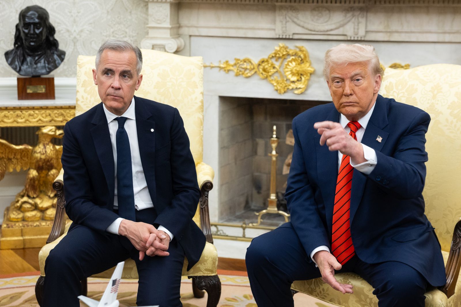epa12078296 US President Donald Trump (R) and Canadian Prime Minister Mark Carney (L) meet in the Oval Office at the White House in Washington, DC, USA, 06 May 2025.  EPA/FRANCIS CHUNG / POOL