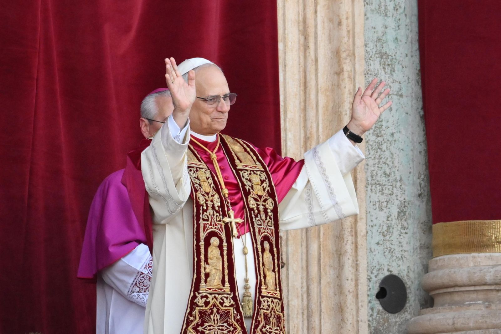 epa12084341 Newly elected Pope Leo XIV, Cardinal Robert Francis Prevost from the USA, blesses faithfuls from the central loggia of Saint Peter's Basilica, Vatican City, 08 May 2025.  EPA/ALESSANDRO DI MEO