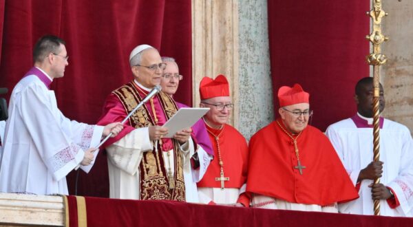 epa12084346 Newly elected Pope Leo XIV (2-L), Cardinal Robert Francis Prevost from the USA, addresses faithfuls from the central loggia of Saint Peter's Basilica, Vatican City, 08 May 2025.  EPA/ALESSANDRO DI MEO