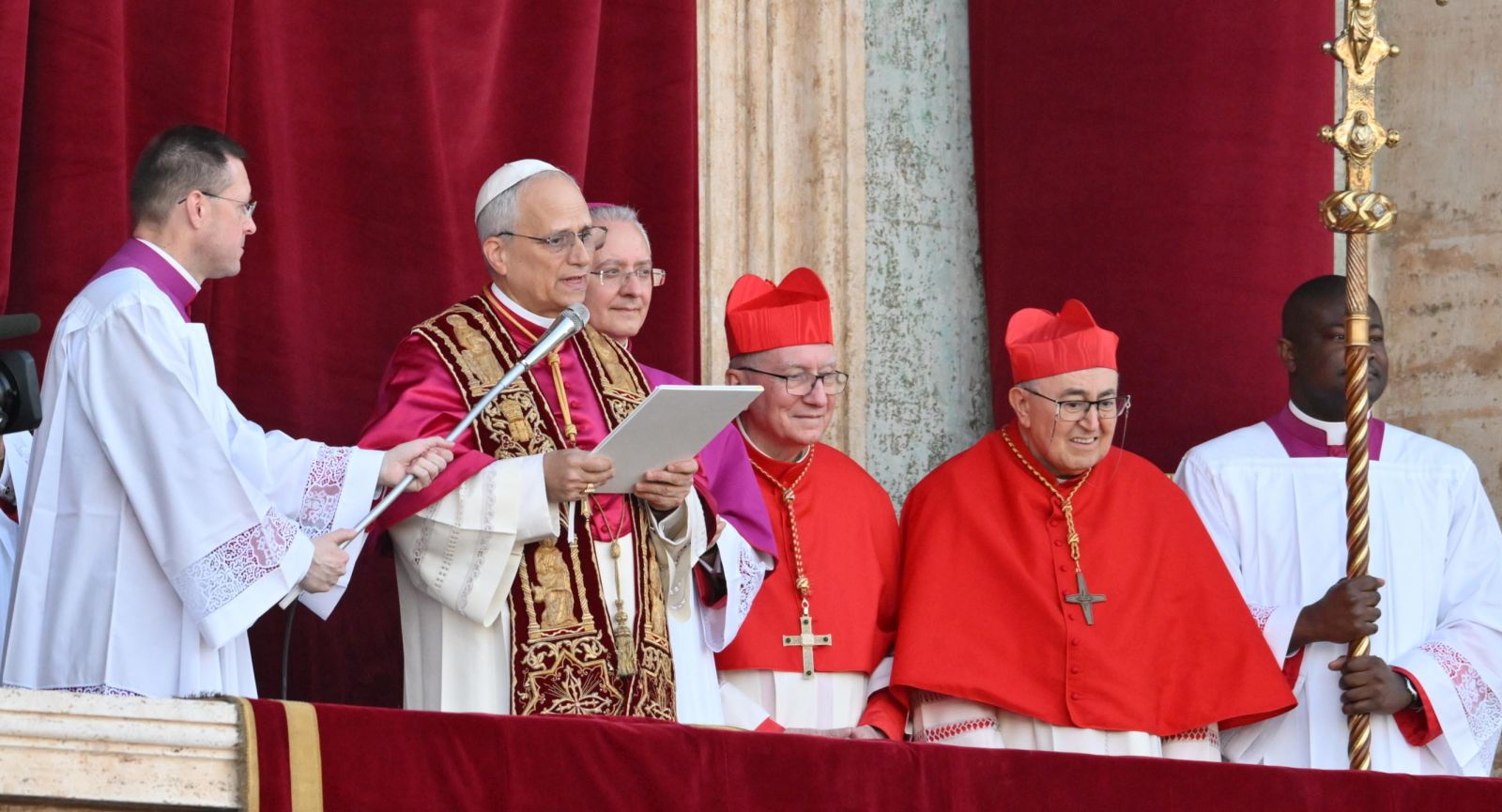 epa12084346 Newly elected Pope Leo XIV (2-L), Cardinal Robert Francis Prevost from the USA, addresses faithfuls from the central loggia of Saint Peter's Basilica, Vatican City, 08 May 2025.  EPA/ALESSANDRO DI MEO