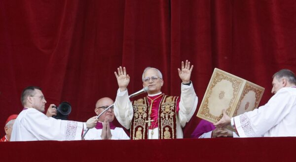epa12084571 Newly elected Pope Leo XIV, Cardinal Robert Francis Prevost from the USA, greets faithfuls from the central loggia of Saint Peter's Basilica, Vatican City, 08 May 2025.  EPA/FABIO FRUSTACI