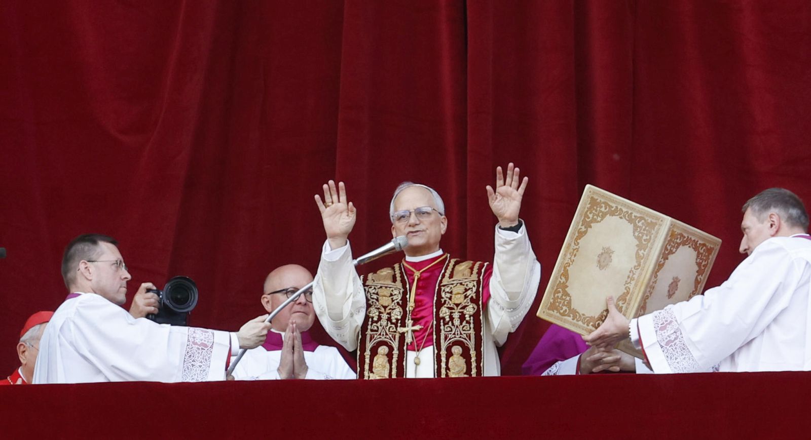 epa12084571 Newly elected Pope Leo XIV, Cardinal Robert Francis Prevost from the USA, greets faithfuls from the central loggia of Saint Peter's Basilica, Vatican City, 08 May 2025.  EPA/FABIO FRUSTACI