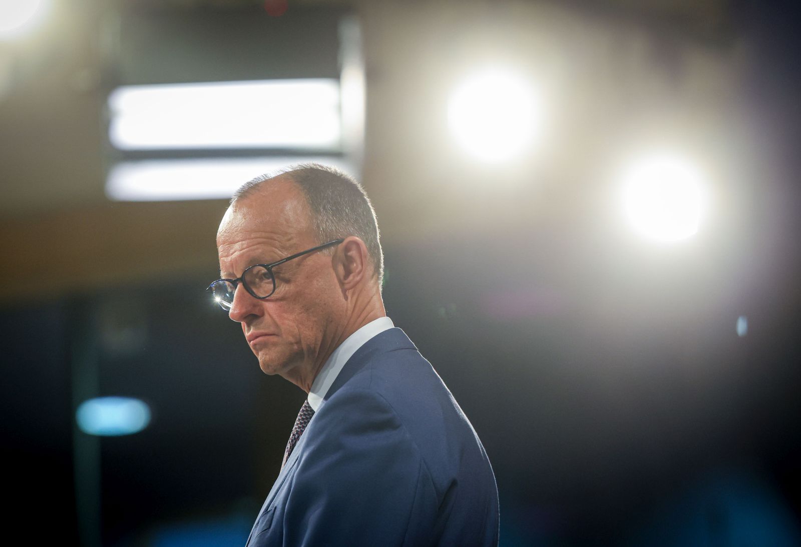 epa12085907 German Chancellor Friedrich Merz addresses a press conference after a meeting with European Commission President Ursula von der Leyen in Brussels, Belgium, 09 May 2025.  EPA/OLIVIER HOSLET