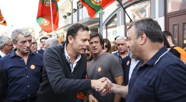 epa12087565 The president of the Social Democratic Party (PSD), Luis Montenegro (C), on a street action of the Democratic Alliance, as part of the campaign for the legislative elections, in Ovar, Portugal, 09 May 2025. The legislative elections will take place on 18 May 2025.  EPA/MIGUEL A. LOPES