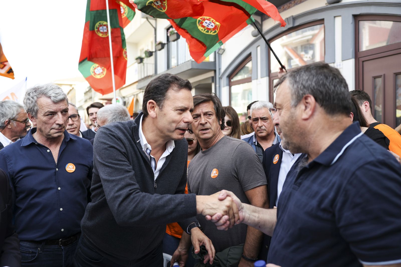 epa12087565 The president of the Social Democratic Party (PSD), Luis Montenegro (C), on a street action of the Democratic Alliance, as part of the campaign for the legislative elections, in Ovar, Portugal, 09 May 2025. The legislative elections will take place on 18 May 2025.  EPA/MIGUEL A. LOPES