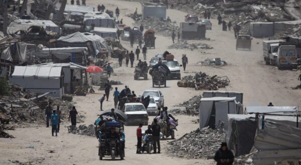 epa12105708 Displaced Palestinians flee their homes in the town of Beit Lahia, north of Gaza City, amid ongoing Israeli military operations and continuous evacuation orders across the Gaza Strip, in the northern part of the territory on 16 May, 2025.  EPA/HAITHAM IMAD
