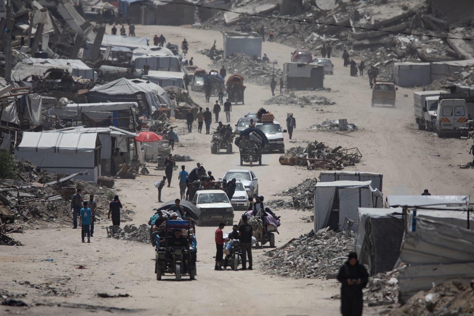 epa12105708 Displaced Palestinians flee their homes in the town of Beit Lahia, north of Gaza City, amid ongoing Israeli military operations and continuous evacuation orders across the Gaza Strip, in the northern part of the territory on 16 May, 2025.  EPA/HAITHAM IMAD
