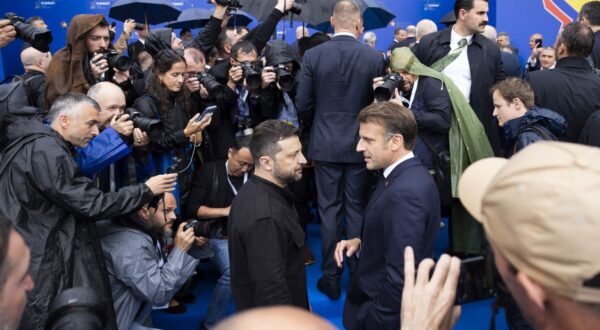 epa12105510 France's President Emmanuel Macron, center right, talks to Volodymyr Zelensky, President of Ukraine, at the 6th European Political Community (EPC) Summit in Tirana, Albania, 16 May 2025. The meeting brings together leaders from across the continent under the theme 'New Europe in a new world: unity - cooperation - joint action'.  EPA/PETER KLAUNZER