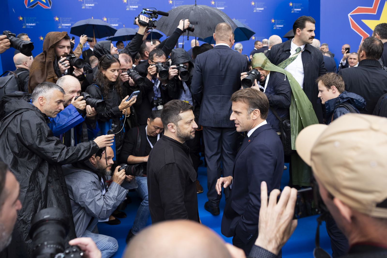 epa12105510 France's President Emmanuel Macron, center right, talks to Volodymyr Zelensky, President of Ukraine, at the 6th European Political Community (EPC) Summit in Tirana, Albania, 16 May 2025. The meeting brings together leaders from across the continent under the theme 'New Europe in a new world: unity - cooperation - joint action'.  EPA/PETER KLAUNZER
