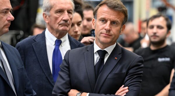 epa12116332 France's President Emmanuel Macron (C) listens to explanations as he takes part in a visit of the Daimler Buses factory in Ligny-en-Barrois, north-eastern France, 19 May 2025, where the German transport company is expected to announce a new investment in France. The 8th Choose France summit on 19 May, an event aimed at attracting foreign investments in France, will break a new record this year with 20 billion euros of new projects announced, and 17 billion euros of projects materializing commitments on artificial intelligence (AI) made in February.  EPA/JEAN-CHRISTOPHE VERHAEGEN / POOL  MAXPPP OUT