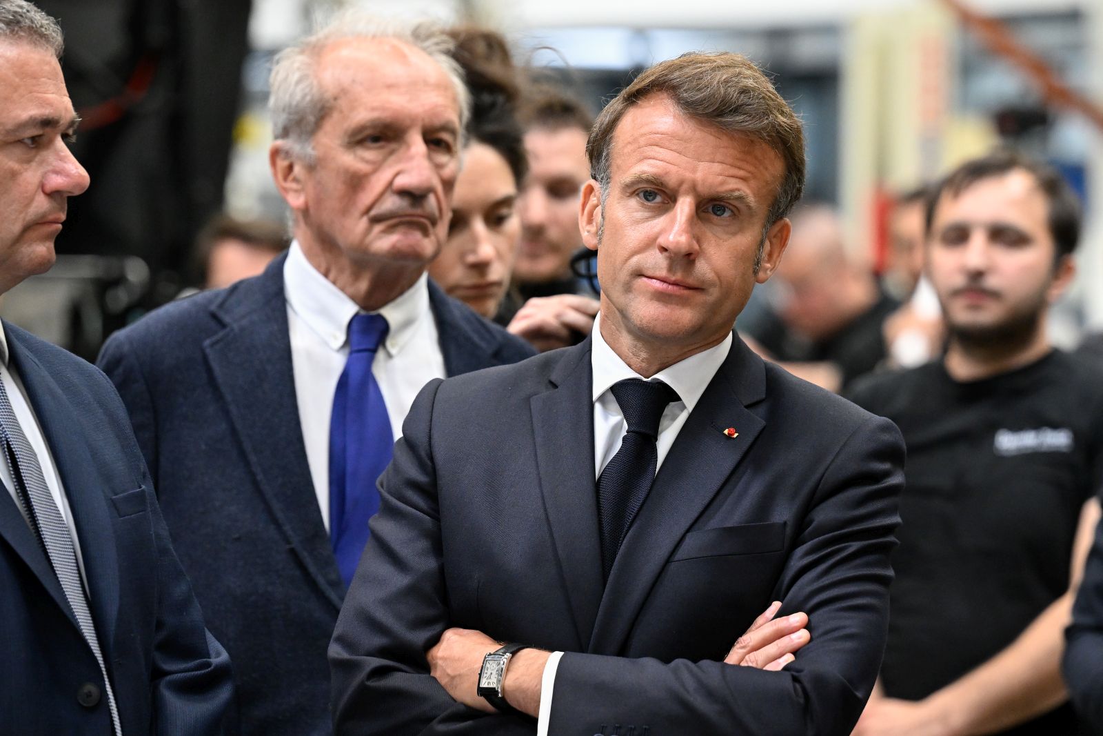 epa12116332 France's President Emmanuel Macron (C) listens to explanations as he takes part in a visit of the Daimler Buses factory in Ligny-en-Barrois, north-eastern France, 19 May 2025, where the German transport company is expected to announce a new investment in France. The 8th Choose France summit on 19 May, an event aimed at attracting foreign investments in France, will break a new record this year with 20 billion euros of new projects announced, and 17 billion euros of projects materializing commitments on artificial intelligence (AI) made in February.  EPA/JEAN-CHRISTOPHE VERHAEGEN / POOL  MAXPPP OUT
