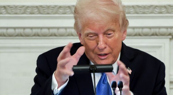 epa12118113 US President Donald Trump speaks, during a Kennedy Center Board dinner in the State Dining Room of the White House in Washington, DC, USA, 19 May 2025. The Kennedy Center United Arts Workers said in a statement last week that they had filed a petition with the National Labor Relations Board to represent the institution’s staff to push back against Trump’s control of the organization.  EPA/SAMUEL CORUM / POOL