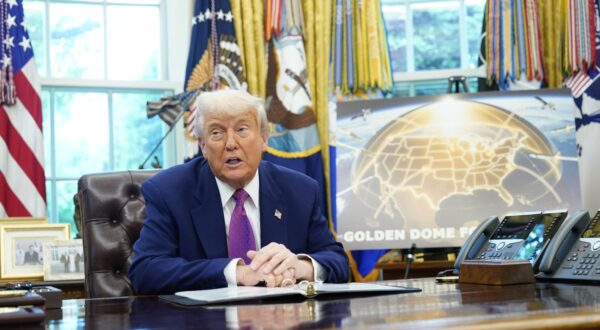 epa12120764 US President Donald J Trump announces he has selected the path forward for his ambitious Golden Dome missile defense shield, in the Oval Office of the White House in Washington, DC, USA, 20 May 2025.  EPA/CHRIS KLEPONIS / POOL