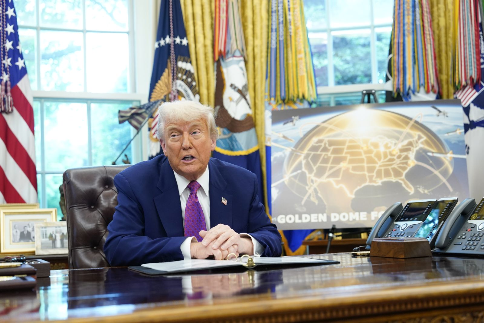 epa12120764 US President Donald J Trump announces he has selected the path forward for his ambitious Golden Dome missile defense shield, in the Oval Office of the White House in Washington, DC, USA, 20 May 2025.  EPA/CHRIS KLEPONIS / POOL