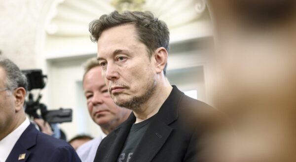 epa12123481 Businessman Elon Musk (R) listens as US President Donald Trump meets with South Africa’s President Cyril Ramaphosa in the Oval Office of the White House in Washington, DC, USA, 21 May 2025. Ramaphosa’s visit comes one week after Trump claimed there is an on-going genocide in South Africa and granted refugee status to 59 Afrikaners.  EPA/JIM LO SCALZO