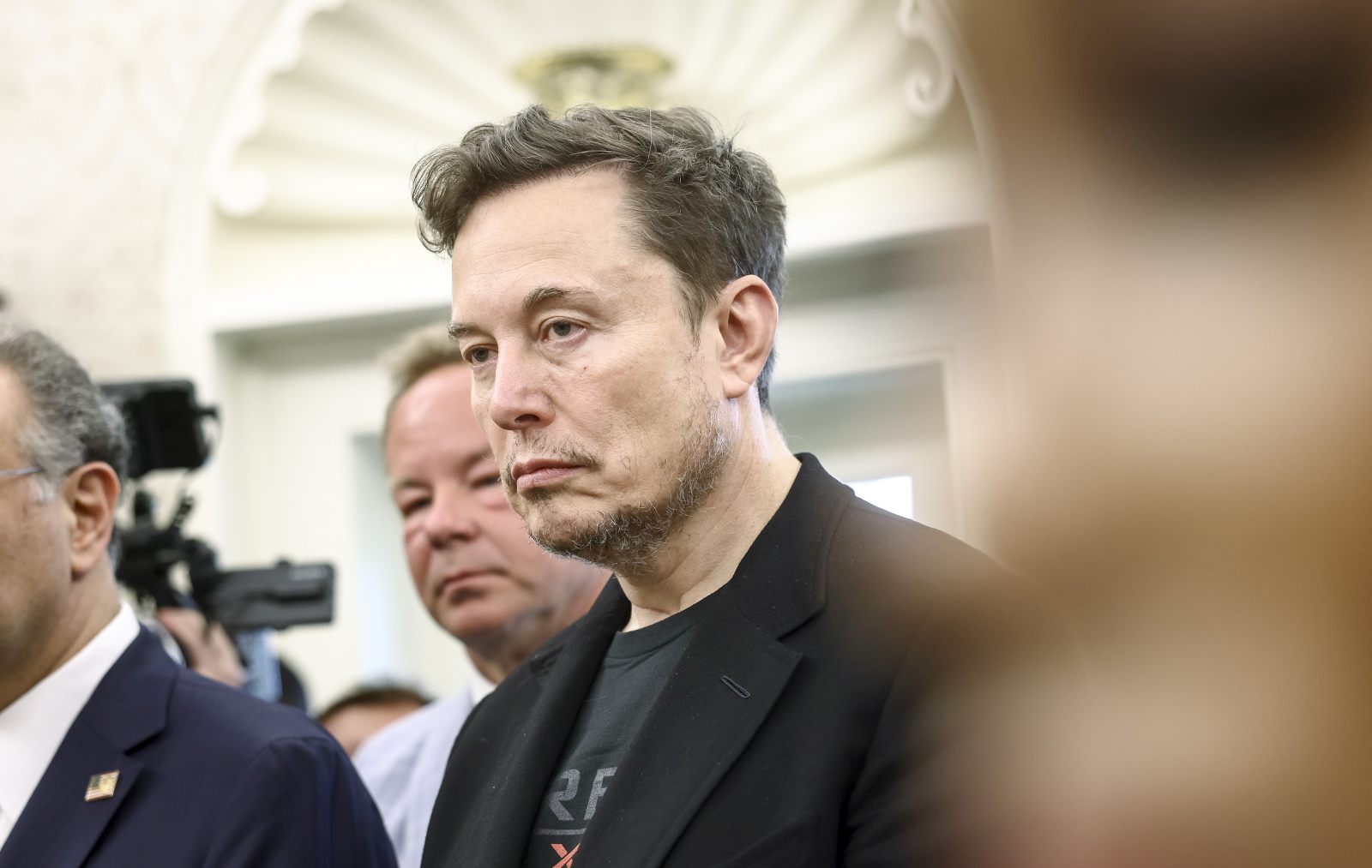 epa12123481 Businessman Elon Musk (R) listens as US President Donald Trump meets with South Africa’s President Cyril Ramaphosa in the Oval Office of the White House in Washington, DC, USA, 21 May 2025. Ramaphosa’s visit comes one week after Trump claimed there is an on-going genocide in South Africa and granted refugee status to 59 Afrikaners.  EPA/JIM LO SCALZO