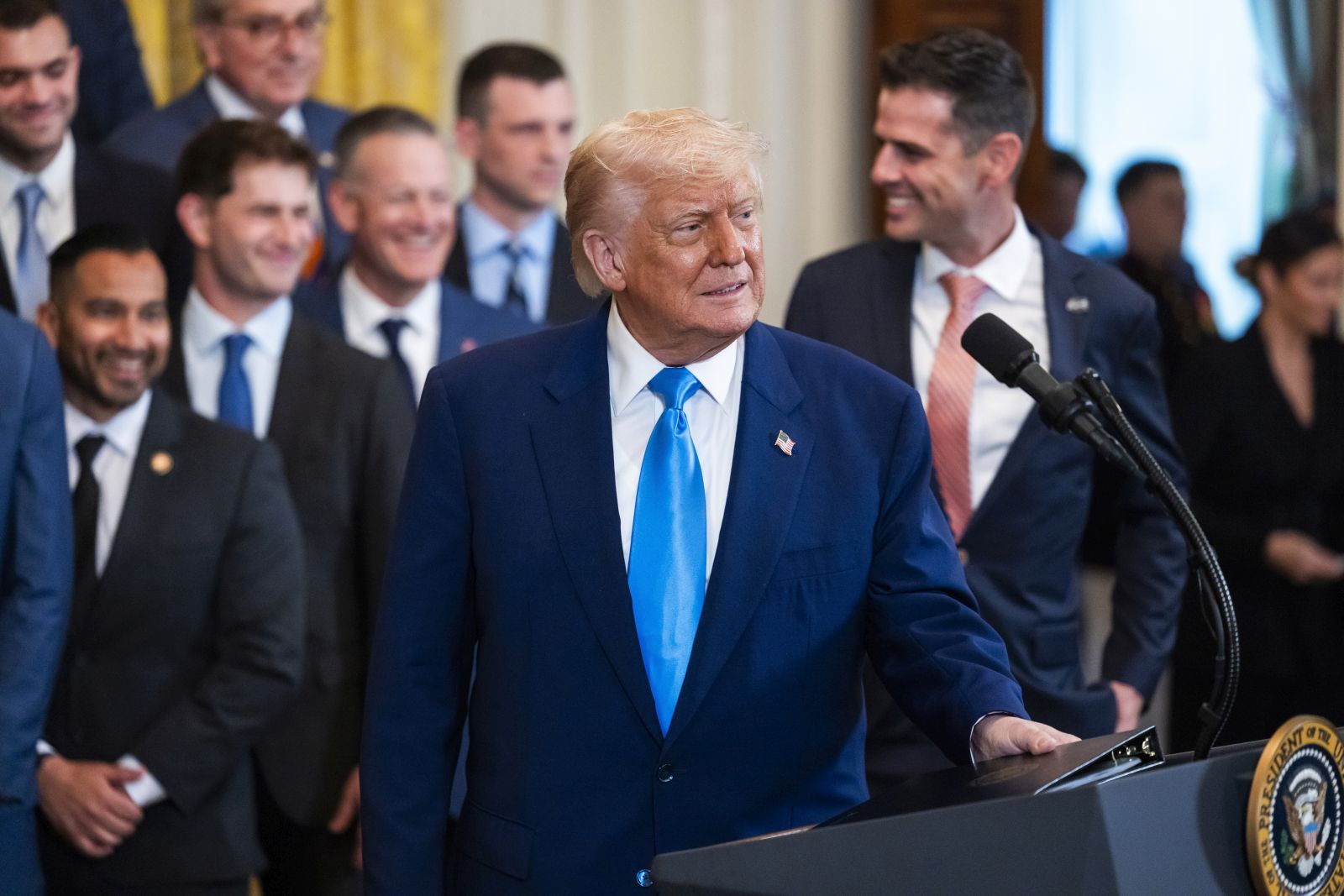 epa12124059 US President Donald Trump welcomes the 2025 NCAA Men's College Basketball Champions, the University of Florida Gators, to the East Room of the White House in Washington, DC, USA, 21 May 2025.  EPA/JIM LO SCALZO / POOL
