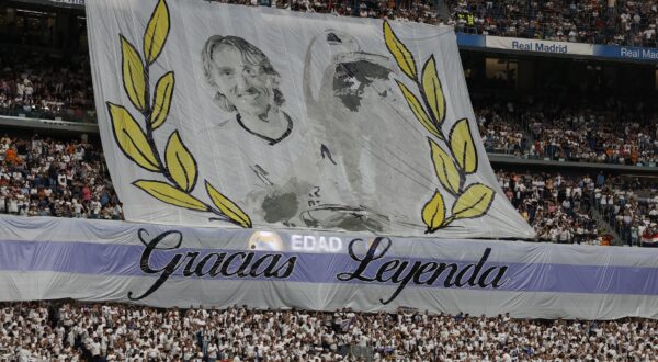 epa12130910 Real Madrid fans show a banner in gratitude to team Croatian midfielder Luka Modric, before the LaLiga match between Real Madrid and Real Sociedad at the Santiago Bernabeu Stadium in the Spanish Capital, 24 May 2025.  EPA/J.J. Guillen