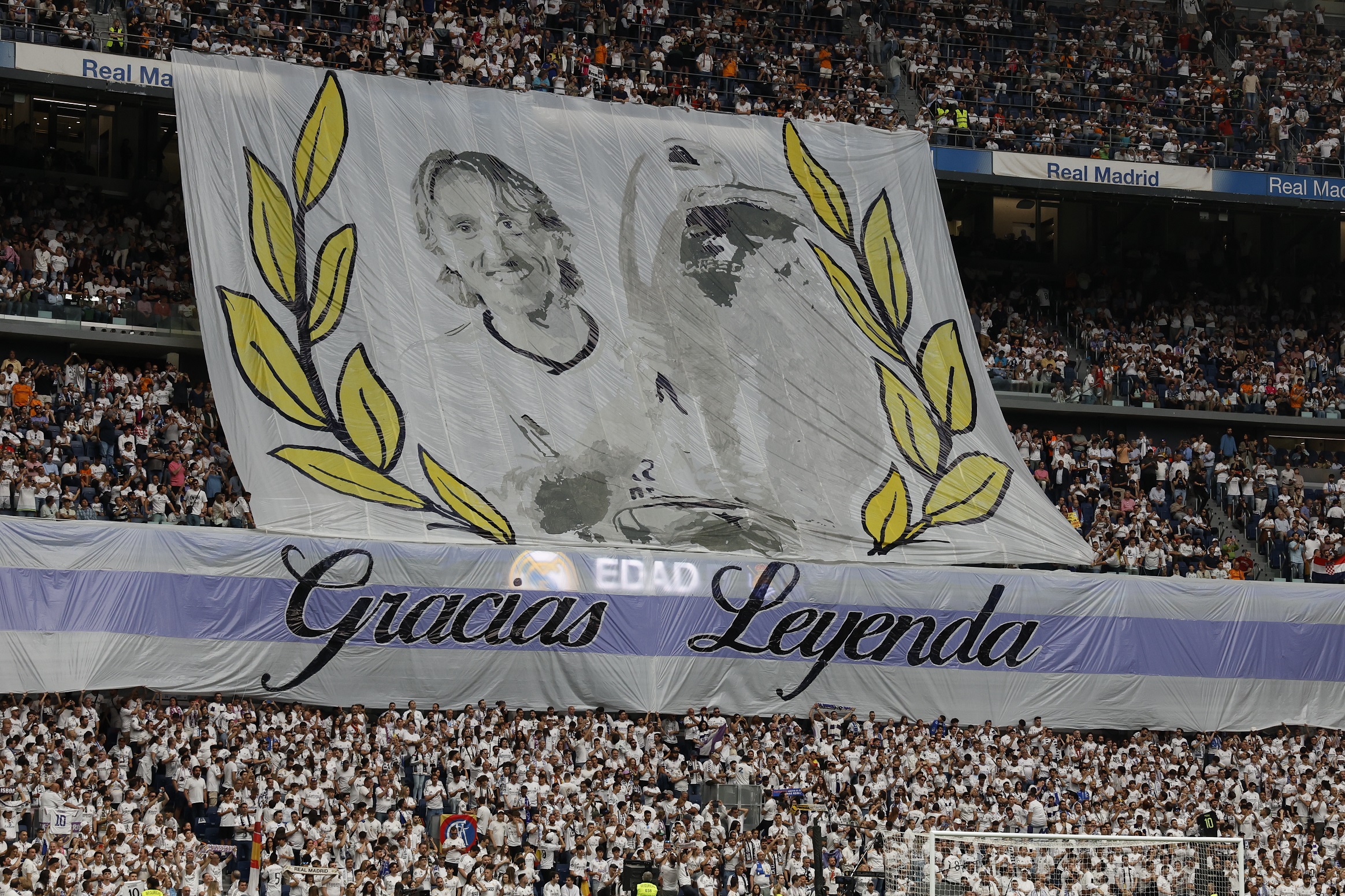 epa12130910 Real Madrid fans show a banner in gratitude to team Croatian midfielder Luka Modric, before the LaLiga match between Real Madrid and Real Sociedad at the Santiago Bernabeu Stadium in the Spanish Capital, 24 May 2025.  EPA/J.J. Guillen