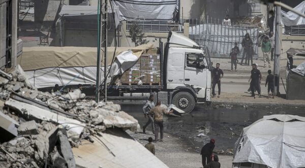 epa12133355 A humanitarian aid truck drives along Al Rashid road into Gaza City, 25 May 2025. The Government Media Office in Gaza reported on 24 May that at least 58 people died due to malnutrition, and 242 others due to a lack of food and medicine since 02 March 2025, when Israel closed border crossings, preventing the entry of essential supplies.  EPA/MOHAMMED SABER
