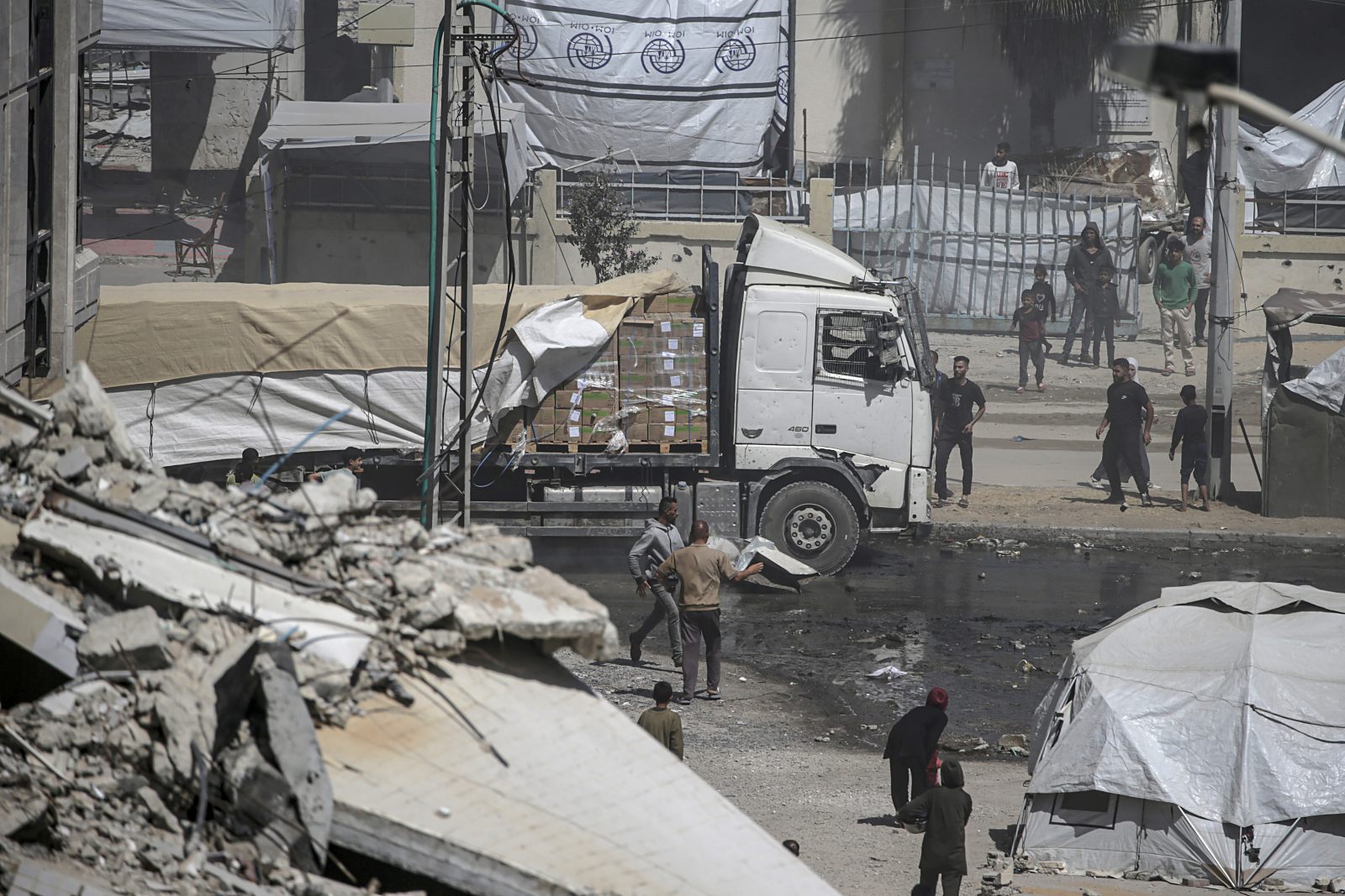 epa12133355 A humanitarian aid truck drives along Al Rashid road into Gaza City, 25 May 2025. The Government Media Office in Gaza reported on 24 May that at least 58 people died due to malnutrition, and 242 others due to a lack of food and medicine since 02 March 2025, when Israel closed border crossings, preventing the entry of essential supplies.  EPA/MOHAMMED SABER