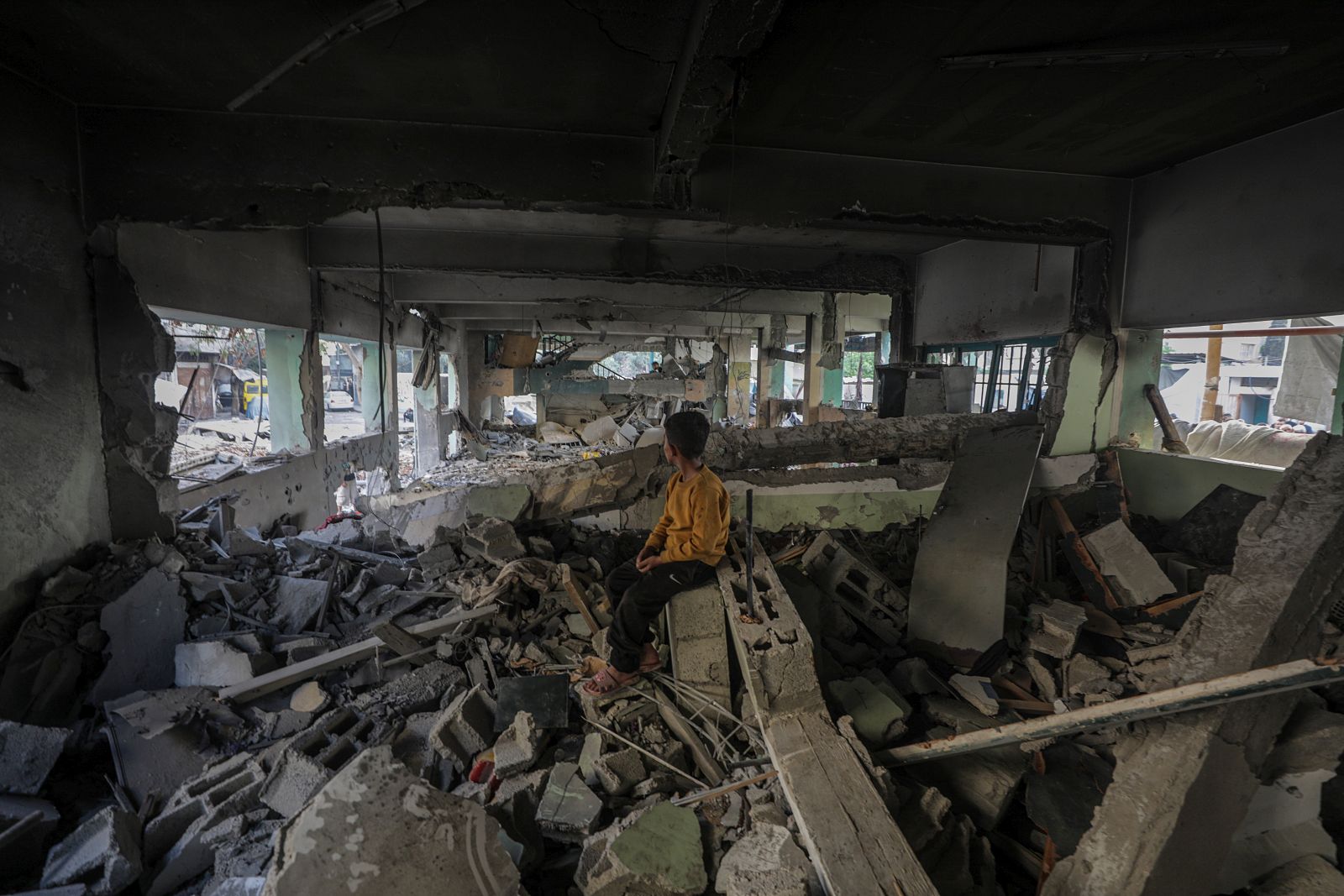 epa12136568 An internally displaced Palestinian boy sits at the destroyed building of Al Jerjawi school following Israeli airstrike in Al Daraj neighborhood in Gaza City on 26 May 2025. According to the Palestinian Health Ministry in Gaza over 30 Palestinians were killed in the airstrike in the early hours of the morning. More than 53,900 Palestinians have been killed in the Gaza Strip, according to the Palestinian Ministry of Health, since Israel launched a military campaign in the strip in response to a cross-border attack led by the Palestinian militant group Hamas on 07 October 2023, in which about 1,200 Israelis were killed and more than 250 taken hostage.  EPA/MOHAMMED SABER