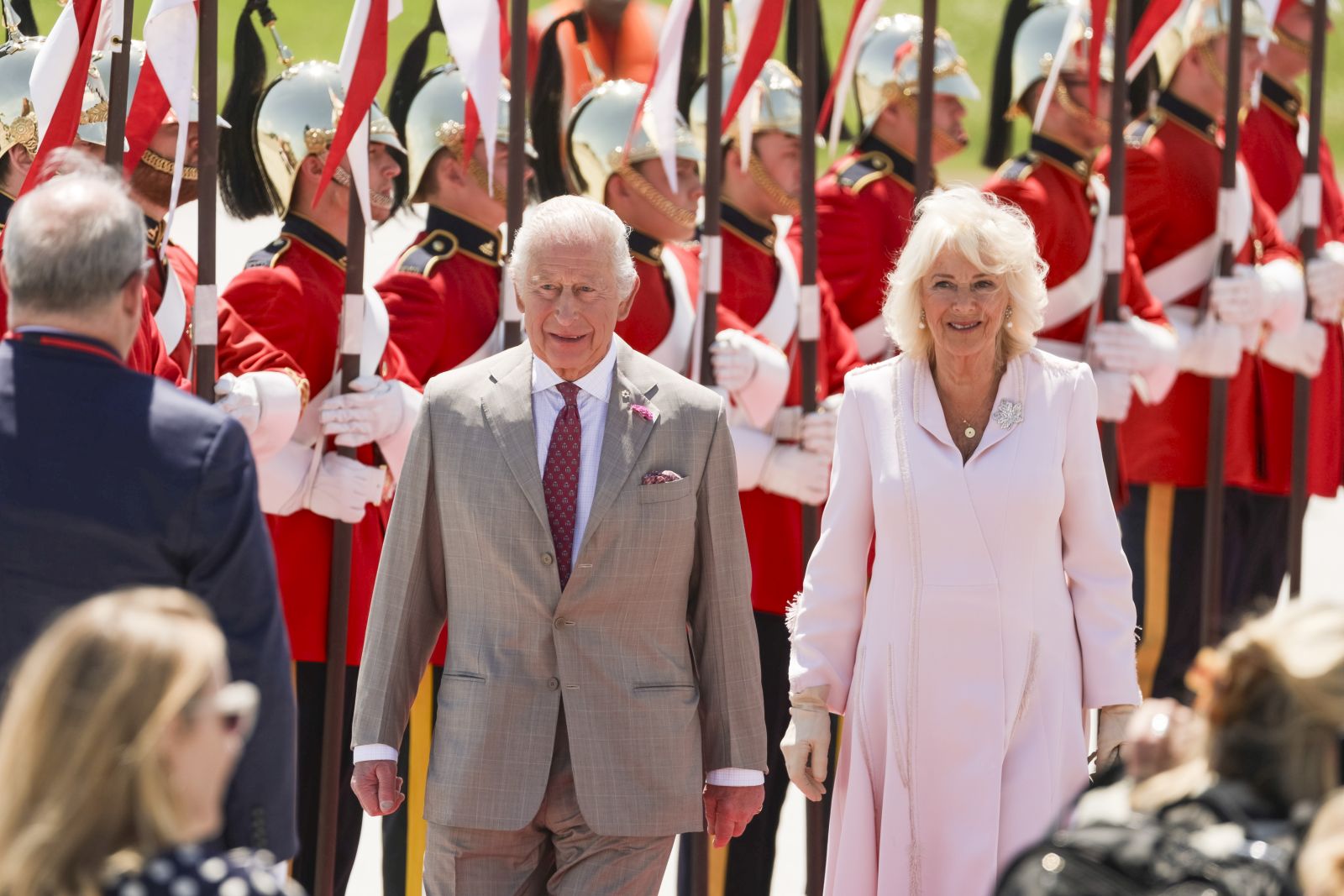 epa12137366 Britain’s King Charles III (L) and Queen Camilla (R) are greeted as they arrive for a state visit at Ottawa MacDonald-Cartier International Airport in Ottawa, Canada, 26 May 2025. King Charles has been invited by Canadian Prime Mister Mark Carney to open the 45th Canadian parliament on 27 May 2025.  EPA/ERIC REID