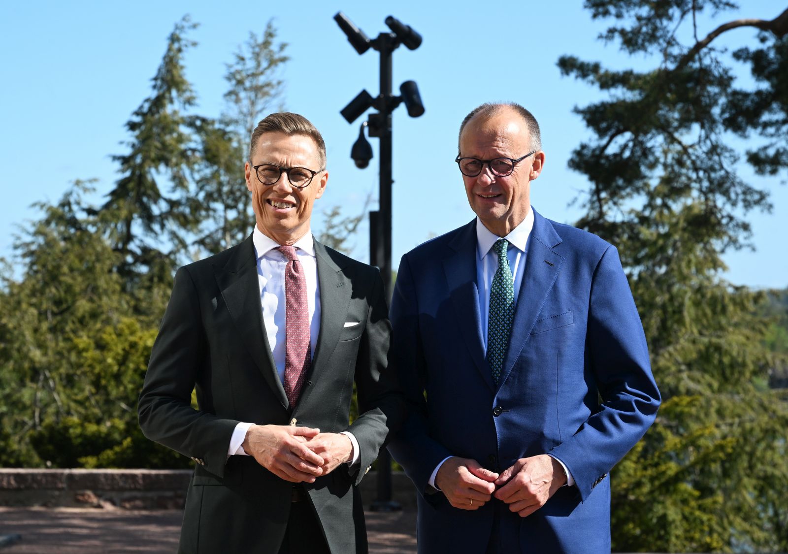 epa12138157 President of Finland Alexander Stubb (L) welcomes Germany's Chancellor Friedrich Merz in Turku, Finland, 27 May 2025.  EPA/KIMMO BRANDT