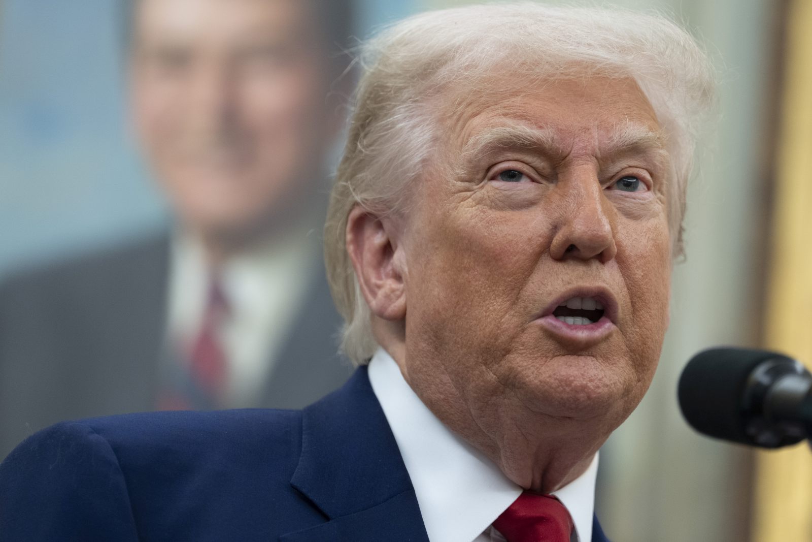 epa12141448 US President Donald Trump speaks during the swearing-in ceremony for Jeanine Pirro, as interim US Attorney for the District of Columbia, in the Oval Office at the White House in Washington, DC, USA, 28 May 2025.  EPA/Chris Kleponis - Pool via CNP / POOL