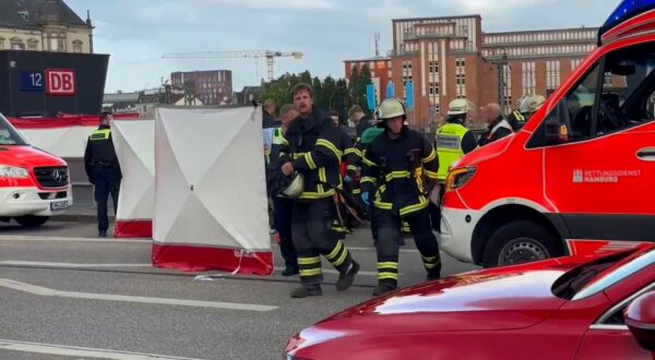 23 May 2025, Hamburg: Firefighters near the scene of the crime. Several people were seriously injured in a knife attack at Hamburg Central Station. This was reported by eyewitnesses. Photo: ---/tv7news/dpa Photo: ---/DPA