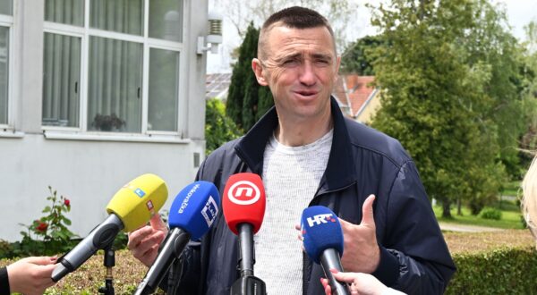 Vukovar, 18.05.2025. - Lokalni izbori. Gradonačelnik Vukovara, predsjednik Domovinskg pokreta i saborski zastupnik Ivan Penava, glasao je u Osnovnoj školi Antuna Bauera.
foto HINA/Gordan Panić