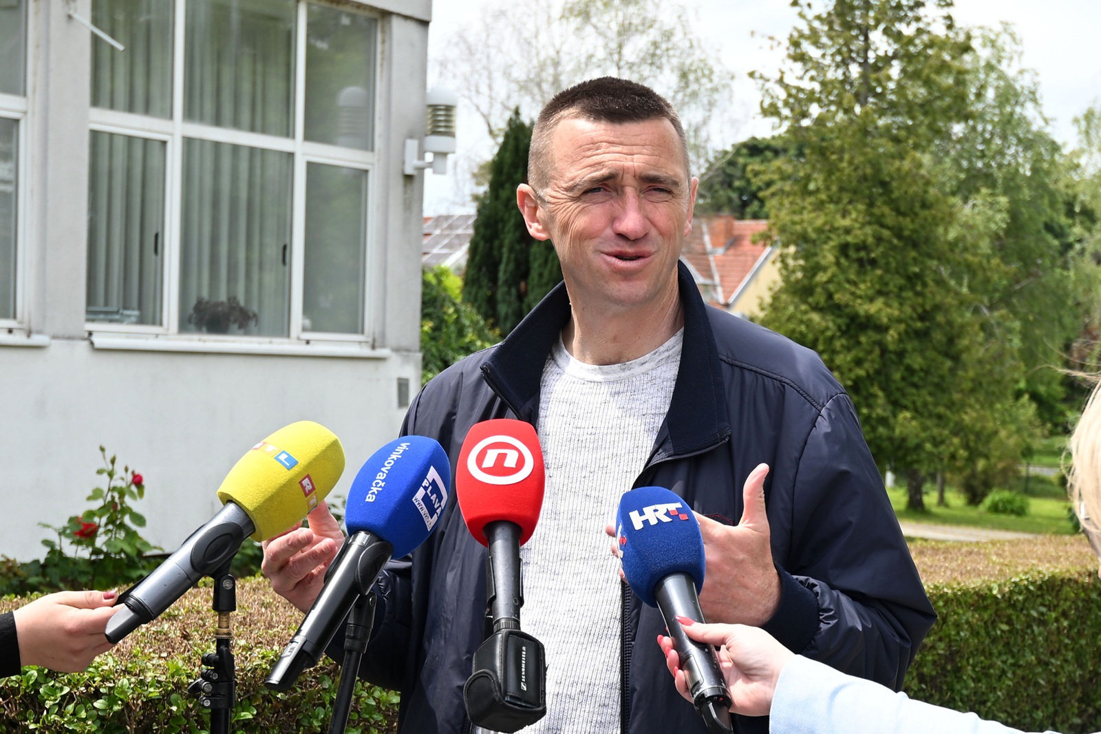 Vukovar, 18.05.2025. - Lokalni izbori. Gradonačelnik Vukovara, predsjednik Domovinskg pokreta i saborski zastupnik Ivan Penava, glasao je u Osnovnoj školi Antuna Bauera.
foto HINA/Gordan Panić
