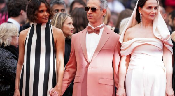 Jury president Juliette Binoche, right, and jury members Halle Berry, and Jeremy Strong pose for photographers during the opening ceremony of the 78th international film festival, Cannes, southern France, Tuesday, May 13, 2025. (Photo by Scott A Garfitt/Invision/AP) France Cannes 2025 Opening Ceremony