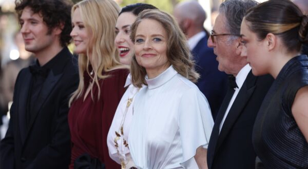 Celebrities attending the ’A Private Life (Vie Privèe)’ premiere during 78th Cannes Film Festival Featuring: Vincent Lacoste, Virginie Efira, Rebecca Zlotowski, Jodie Foster, Daniel Auteuil, Luána Bajrami Where: Cannes, France When: 20 May 2025 Credit: Dave Bedrosian/Future Image/Cover Images