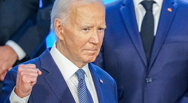 10 July 2024, USA, Washington: US President Joe Biden stands for a group photo with other heads of state at the NATO summit. Biden countered a journalist's question as to whether Nancy Pelosi still supports his presidential candidacy with a clenched fist. In a television interview on Wednesday, Pelosi had refused to clearly back her party colleague. (Replay with modified image section) Photo: Kay Nietfeld/dpa Photo: Kay Nietfeld/DPA