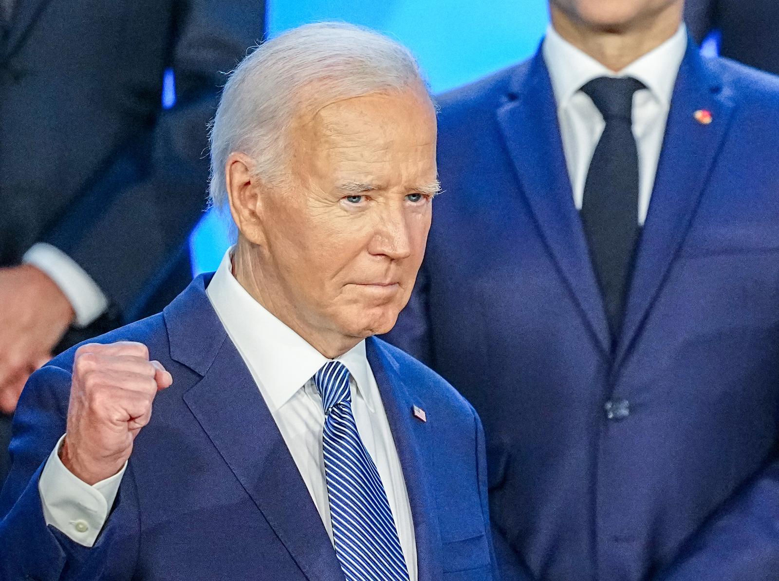 10 July 2024, USA, Washington: US President Joe Biden stands for a group photo with other heads of state at the NATO summit. Biden countered a journalist's question as to whether Nancy Pelosi still supports his presidential candidacy with a clenched fist. In a television interview on Wednesday, Pelosi had refused to clearly back her party colleague. (Replay with modified image section) Photo: Kay Nietfeld/dpa Photo: Kay Nietfeld/DPA