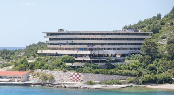 27.05.2025., Kupari, Zupa dubrovacka - Pocelo rusenje devastiranih hotelskih objekata u Kuparima. Zabranjen je pristup gradevinama.

 Photo: Grgo Jelavic/PIXSELL