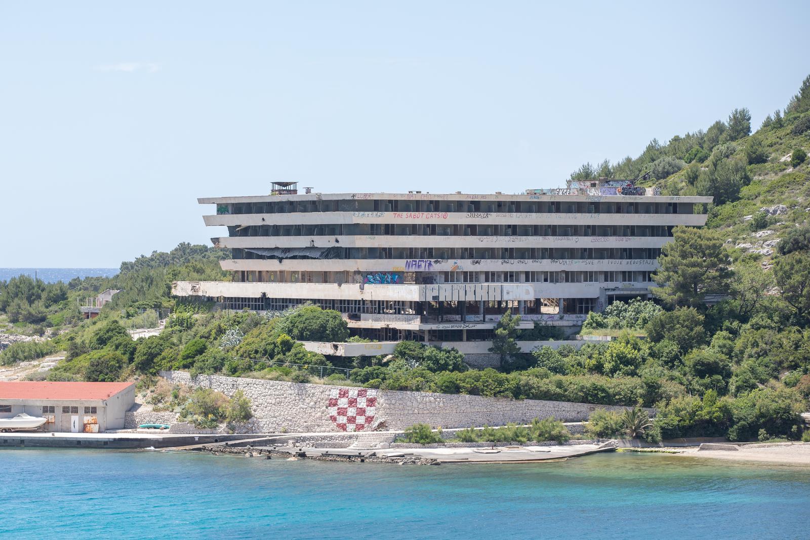27.05.2025., Kupari, Zupa dubrovacka - Pocelo rusenje devastiranih hotelskih objekata u Kuparima. Zabranjen je pristup gradevinama.

 Photo: Grgo Jelavic/PIXSELL