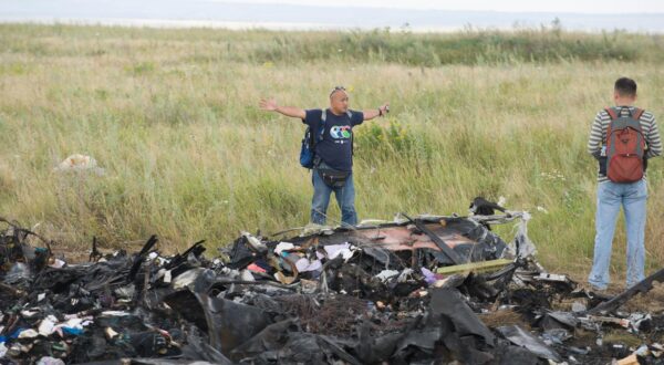 UKRAINE-DONETSK-MH17-MALAYSIAN EXPERT-INVESTIGATION(140722) -- DONETSK, July 22, 2014 (Xinhua) -- Experts from Malaysian investgation team inspect the crash site of flight MH17 of Malaysia Airlines in Ukraine's Donetsk region, on July 22, 2014. The flight MH17 of Malaysia Airlines crashed on July 17 in Ukraine's Donetsk region, with all the 298 people on board having been killed. (Xinhua/Dai Tianfang)(zhf)Dai Tianfang Photo: XinHua/PIXSELL