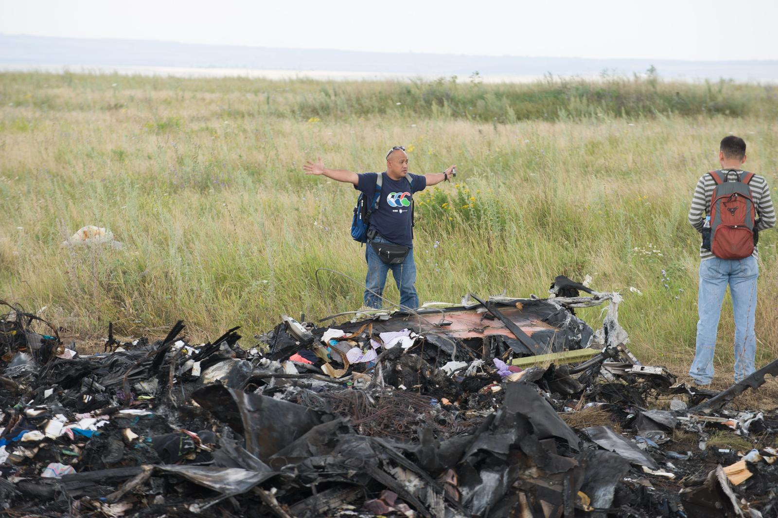 UKRAINE-DONETSK-MH17-MALAYSIAN EXPERT-INVESTIGATION(140722) -- DONETSK, July 22, 2014 (Xinhua) -- Experts from Malaysian investgation team inspect the crash site of flight MH17 of Malaysia Airlines in Ukraine's Donetsk region, on July 22, 2014. The flight MH17 of Malaysia Airlines crashed on July 17 in Ukraine's Donetsk region, with all the 298 people on board having been killed. (Xinhua/Dai Tianfang)(zhf)Dai Tianfang Photo: XinHua/PIXSELL