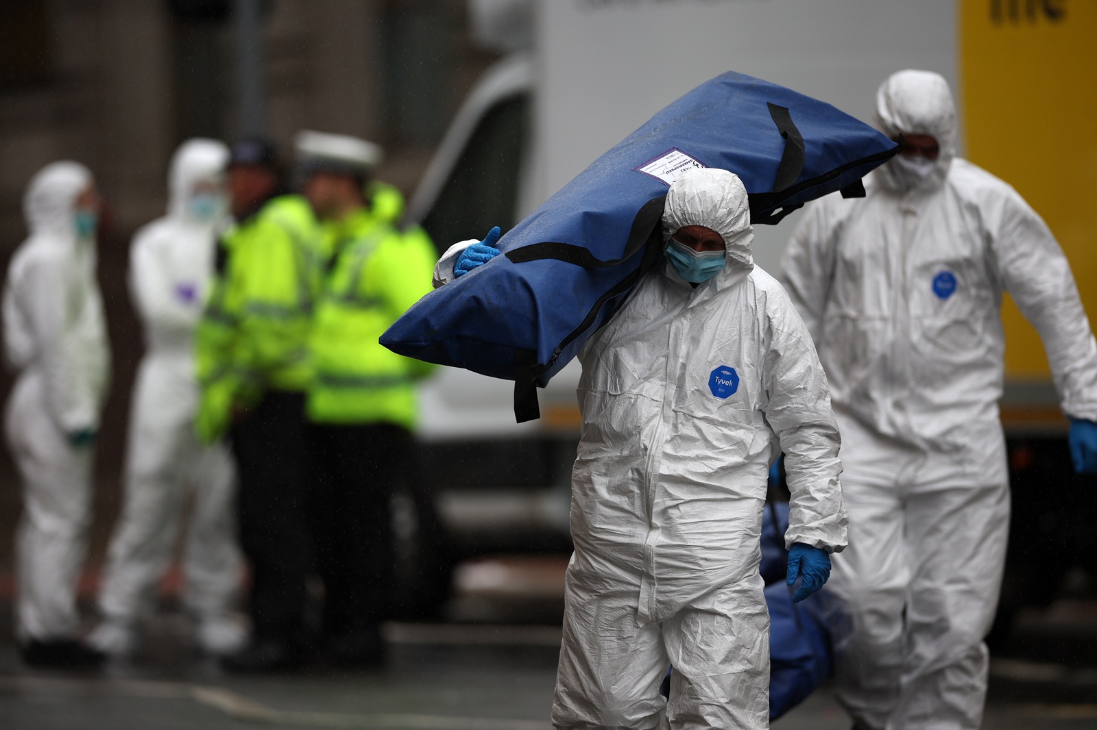 epa12138664 A forensics officer carries a tent on to the scene where a car collided with people during the Liverpool FC trophy parade in Liverpool city centre, Britain, 27 May 2025. A 53-year-old British man has been detained after the collision with a number of pedestrians during Liverpool FC’s victory parade, Merseyside Police said.  EPA/ADAM VAUGHAN
