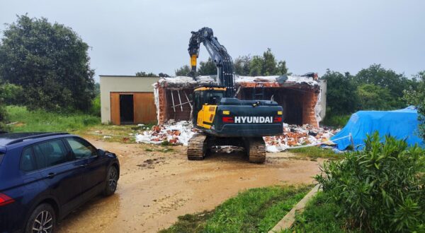 06.05.2025., Liznjan - U Istri je pocelo rusenje bespravno izgradjenih kuca. Gradjevinska inspekcija Drzavnog inspektorata nastavila je s akcijom uklanjanja 25 bespravno izgradjenih objekata. Photo: Srecko Niketic/PIXSELL