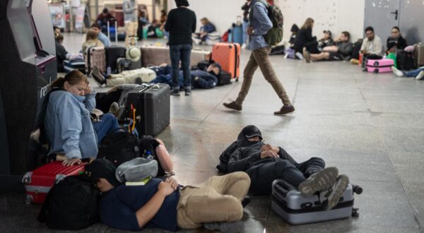 Dozens of people take shelter at Atocha train station, Madrid, where they will spend the night after the electricity blackout in Spain on April 28, 2025. Alejandro Martínez Vélez / Europa Press 04/29/202 Photo: Europa Press/ABACA/ABACA