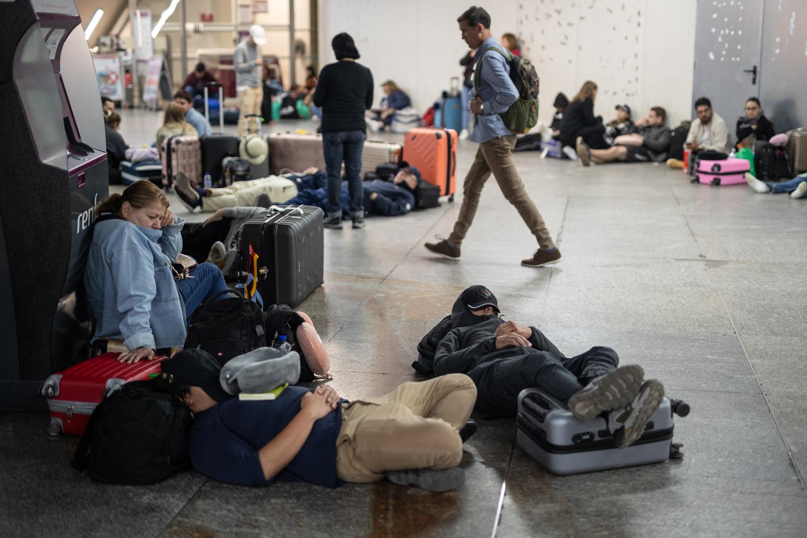 Dozens of people take shelter at Atocha train station, Madrid, where they will spend the night after the electricity blackout in Spain on April 28, 2025. Alejandro Martínez Vélez / Europa Press 04/29/202 Photo: Europa Press/ABACA/ABACA