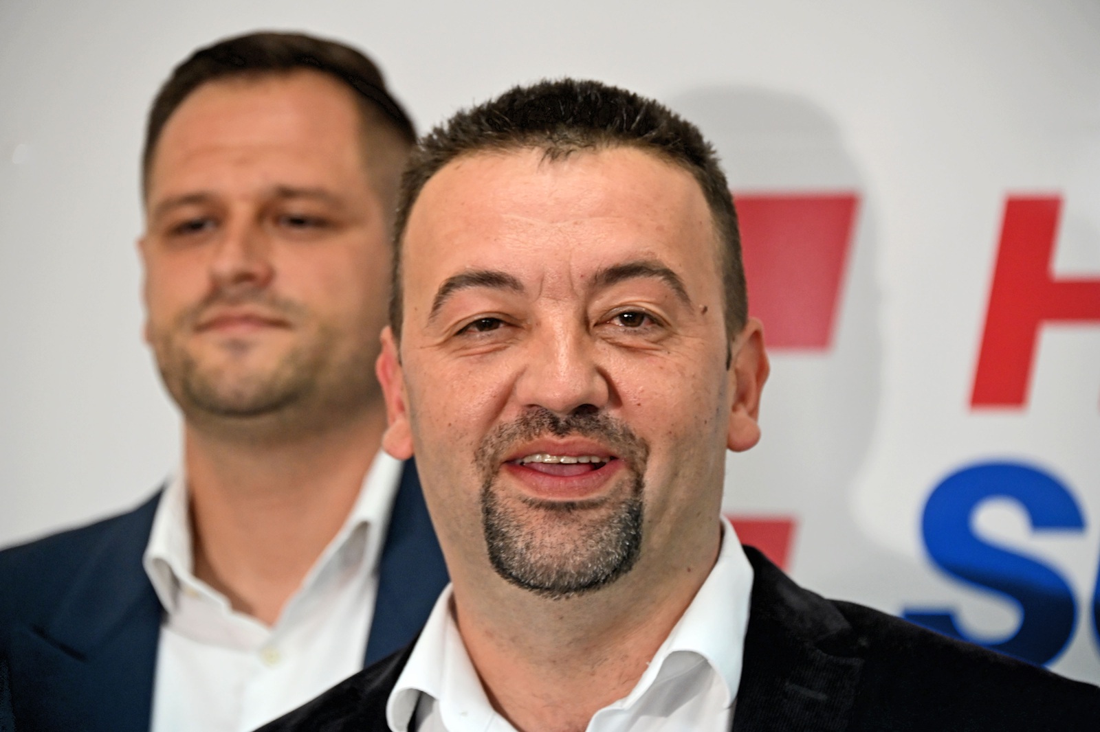Vukovar, 20.05.2025. - U prostorijama Hrvatskih suverenista, predsjednik Hrvatskih suverenista i kandidat za gradonačelnika Vukovara Marijan Pavliček, zajedno s kandidatom za zamjenika gradonačelnika Filip Sušac, održao je konferenciju za medije kako bi se osvrnuo na lokalne izbore i poslao poruku biračima uoči drugog kruga. Na fotografiji Marijan Pavliček. foto HINA/ Gordan PANIĆ/ tm