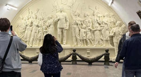 15 May 2025, Russia, Moskau: People stand in front of a relief in Moscow. More than half a century after its demolition, the city administration has had a controversial relief depicting Soviet dictator Josef Stalin recreated in the Moscow metro. The monument entitled "Gratitude of the People to the Leader and Warlord" at Taganskaya station on the brown ring line with the number 5 was demolished in the mid-1960s - in the course of de-Stalinization. Now the city has had the work of socialist realism recreated and inaugurated on the 90th anniversary of the metro, which was officially put into operation on May 15, 1935. Photo: Ulf Mauder/dpa Photo: Ulf Mauder/DPA